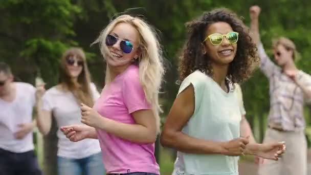 Två tjejer dansa på utomhusmarknader Dans audition, lycka och ungdomlighet, parti — Stockvideo