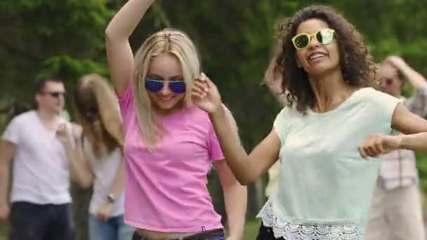 Летом две лучшие подруги танцуют на вечеринке, молодежь веселится — стоковое видео