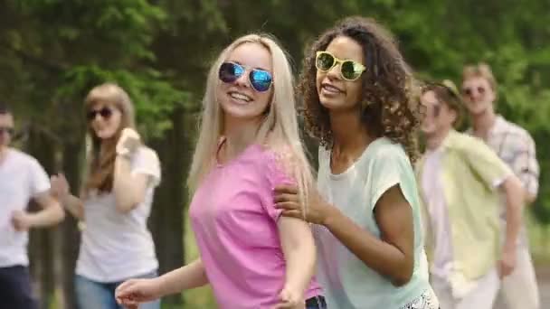 Alegre banda de chicas bailando delante de la cámara en el show de talentos, coqueteando, sonriendo — Vídeos de Stock