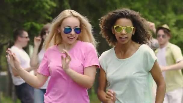 Hermosas mujeres jóvenes cantando y bailando al aire libre, vacaciones de verano, juventud — Vídeos de Stock