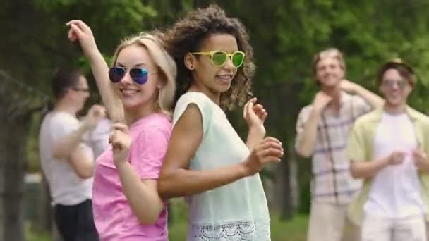 Acampamento de verão, melhores amigos dançando e rindo de festa, felicidade e juventude — Vídeo de Stock