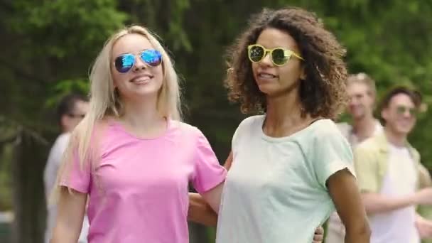 Joyeuses étudiantes profitant des vacances d'été, dansant sur la musique lors d'une fête cool — Video