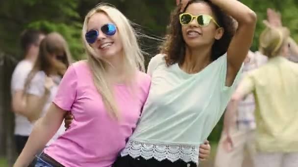 Heiße multiethnische Mädchen, die sich verführerisch bewegen, zu Musik tanzen, in die Kamera lächeln — Stockvideo