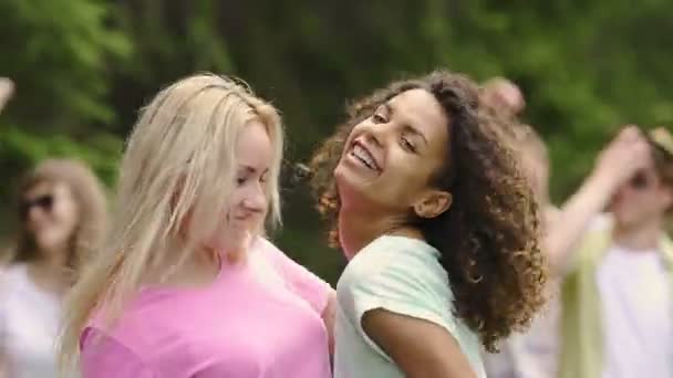 Amis féminins excités étreignant et s'amusant à la fête en plein air, ensemble — Video