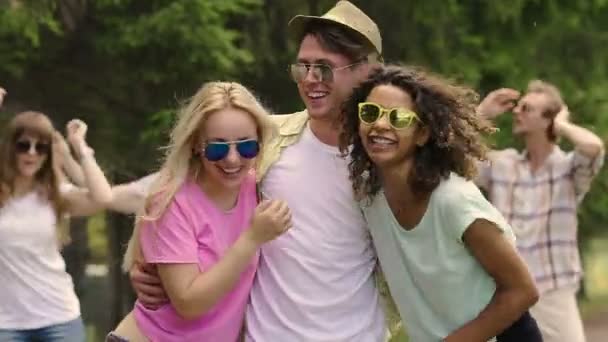 Pessoas felizes dançando à música com sorrisos sinceros em rostos, olhando para a câmera — Vídeo de Stock