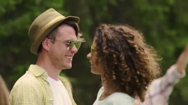 Dans ve sarılma aşık insanlar Romantik Çift sürtüyor, mutlu yüzler