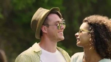 Mutlu çok ırklı çift poz selfie Smartphone için müzik, dans