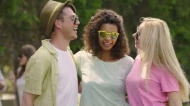 Yakışıklı adam neşeli kızlar, arkadaş selfie partisinde için poz ile dans