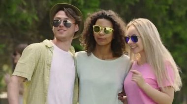 Partide dans, selfie birlikte alarak, eğlenmek ve gülmek mutlu arkadaşlar