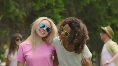 İki güzel çok ırklı kız selfie için poz yaz partide eğleniyor