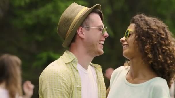 Mooie romantische nuzzling, lachende gezichten vol met gejuich, liefdesrelatie — Stockvideo
