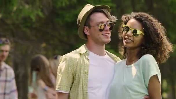 Glimlachende man en vrouw maken van grappige gezichten, steenbolk voor selfie op smartphone — Stockvideo