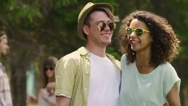 Veselý mladý muž a žena selfie, vtip a zábava na party — Stock video
