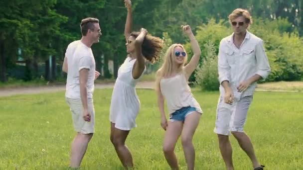 Felices amigos multirraciales bailando con música, estudiantes disfrutando de la libertad en verano — Vídeo de stock