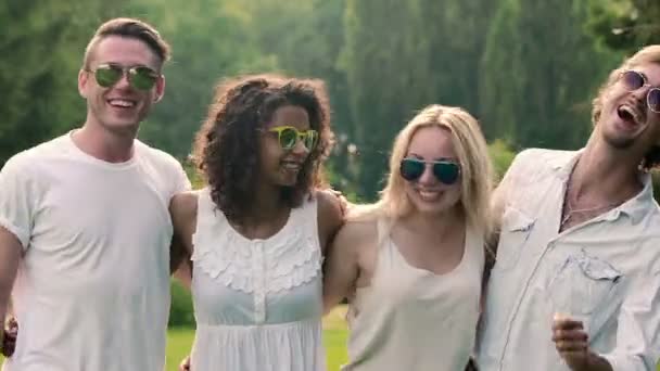 젊은 사람들이 춤을 노래, 포옹, 파티를 즐기는 행복 한 친구를 흥분 — 비디오