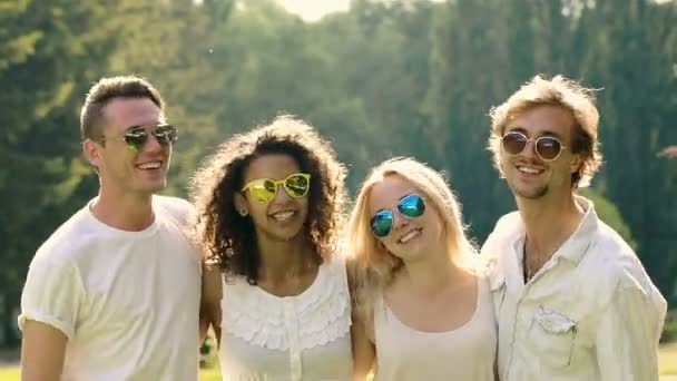 Groupe de jeunes hommes et femmes heureux dansant et chantant, étudiants profitant de l'été — Video