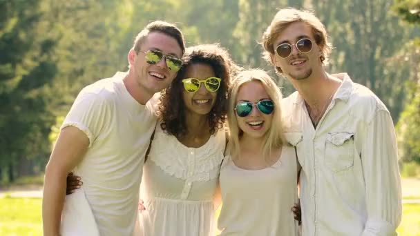 Friska leenden på ansikten av glada ungdomar i rena vita kläder, vänskap — Stockvideo