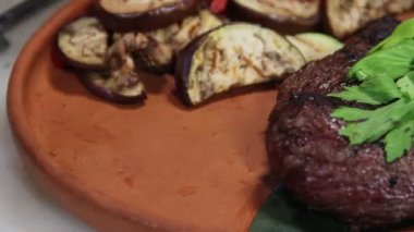 Hizmet ızgara biftek pişirmek