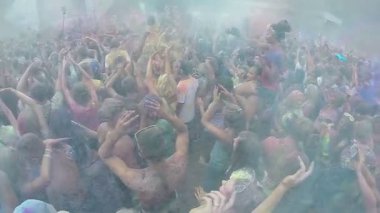 İnsanlar Festivali'nde püskürtme toz boya