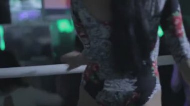 Gece kulübünde dans go-kız