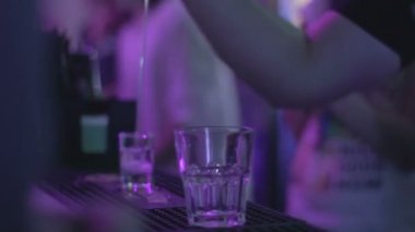 Gece kulübünde barmen