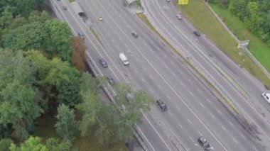 İşlek yol kavşağı havadan görünümü