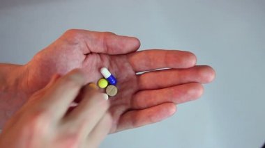 İlaç teker teker alarak kişi