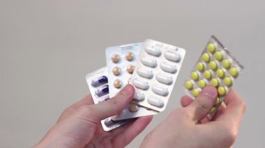 hapları tutan eller