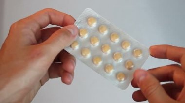 Tıp blister tutan kişi