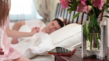 Tablet güncelleştirmeleri denetlemeyi kız