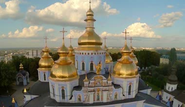 Altın kubbeli ve haçlı kilise