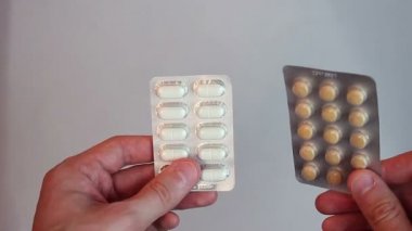 Hasta iki blister paketleri tutar