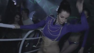 Seksi bir dans partisinde sahne bayanlar