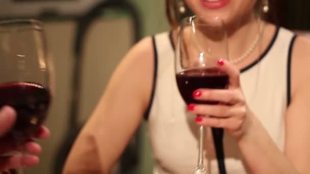 Chica tintineo wineglasses con novio — Vídeo de stock