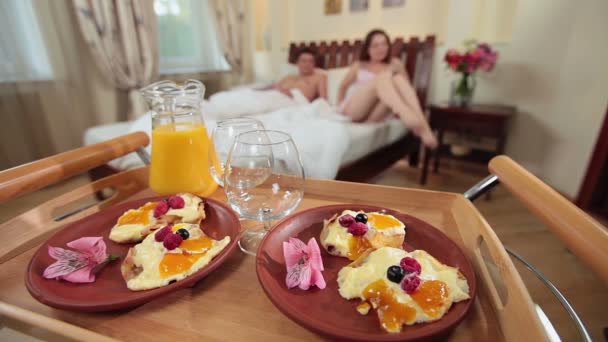 Mujer trayendo desayuno en la cama — Vídeo de stock