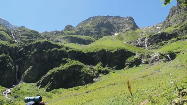 Turista femenina subiendo la montaña — Vídeos de Stock