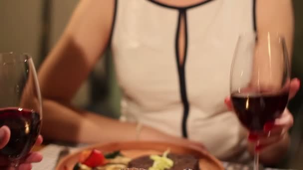 Paar verabredet sich in Restaurant — Stockvideo