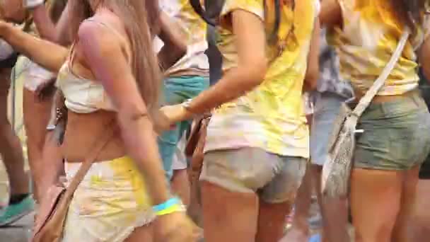 Девушки танцуют под музыку на вечеринке — стоковое видео