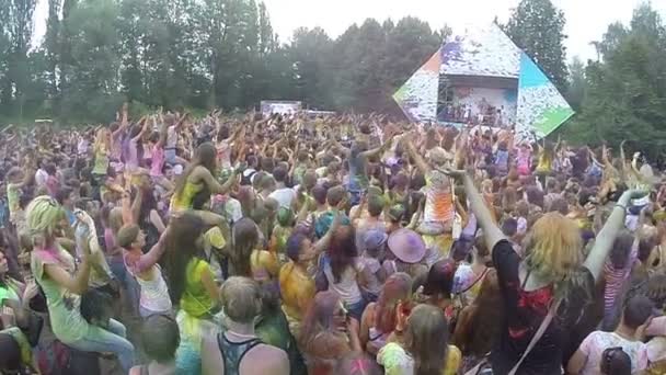 Толпа хлопала в ладоши на музыкальном фестивале — стоковое видео