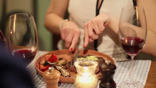 Kvinna som njuter av stek i restaurang — Stockvideo