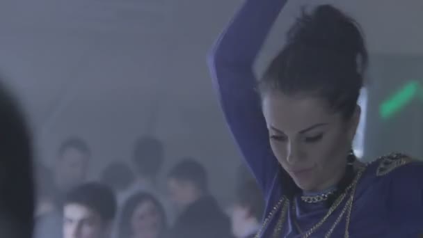 Dança do gogo — Vídeo de Stock