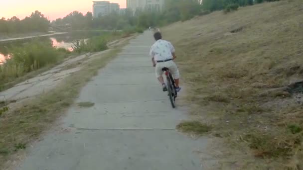 Homem andar de bicicleta no beco do parque — Vídeo de Stock