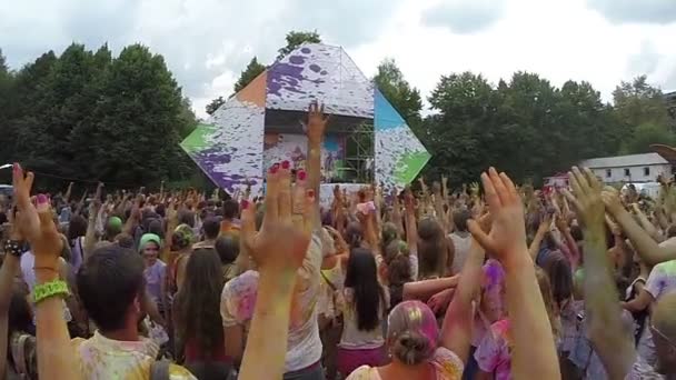 Público levantando las manos en el aire en el festival — Vídeo de stock