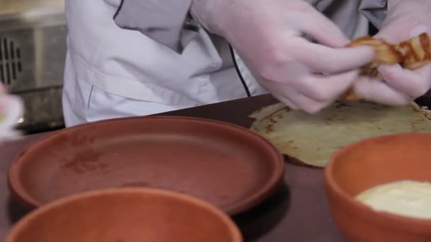 厨师介绍煎饼 — 图库视频影像