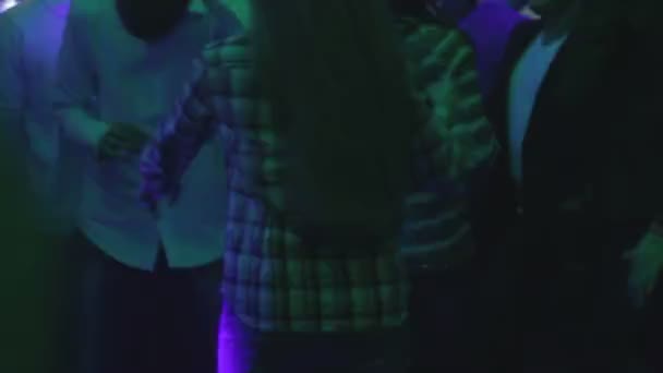 Люди танцуют в ночном клубе — стоковое видео