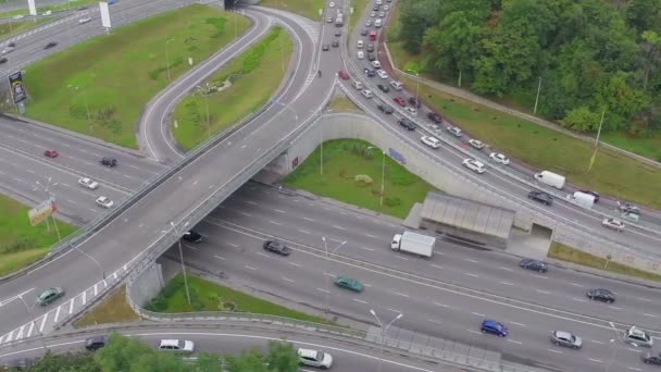 Městský provoz během dopravní špičky — Stock video