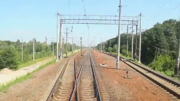 Rijdende trein, uitzicht vanaf de voorste auto — Stockvideo