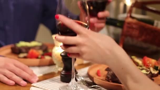 Paar verabredet sich in Restaurant — Stockvideo