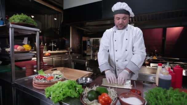 Cozinheiro fazendo sushi — Vídeo de Stock