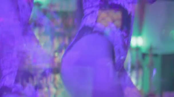 Seksowne kobiece ciało tańca w klubie — Wideo stockowe
